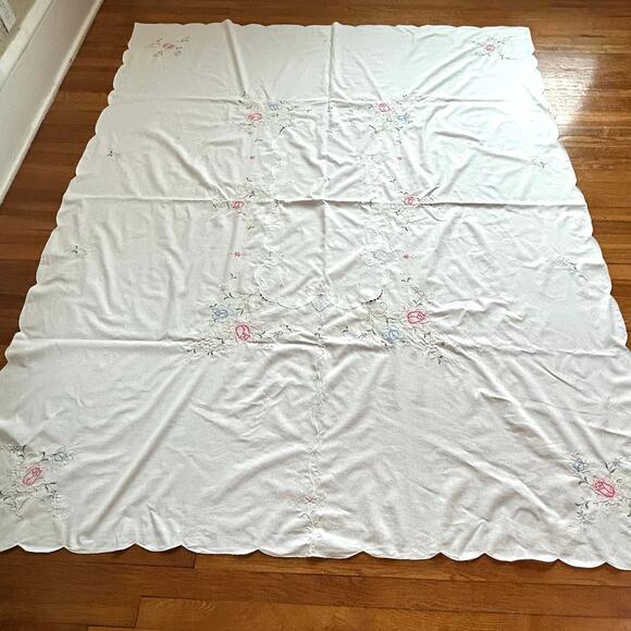 Vintage Embroidered Floral Linen Tablecloth with Scalloped Edges - Picture 4 of 14